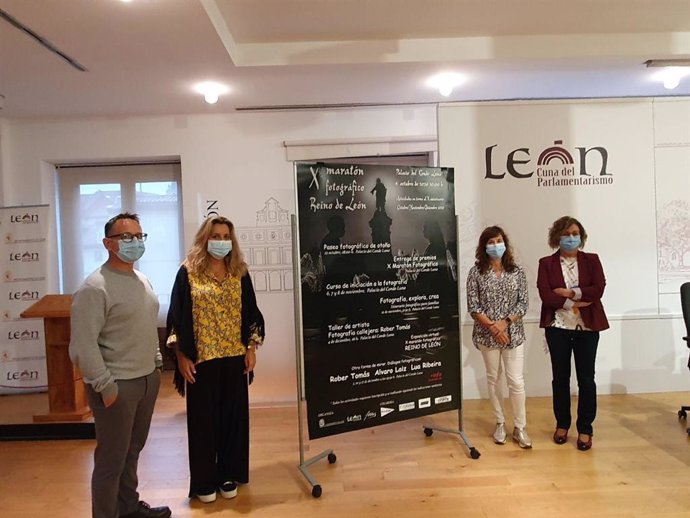 La concejal de Acción y Promoción Cultural del Ayuntamiento de León, Evelia Fernández, junto a representantes de la Asociación Focus, ha presentado este lunes el X Maratón fotográfico Reino de León.