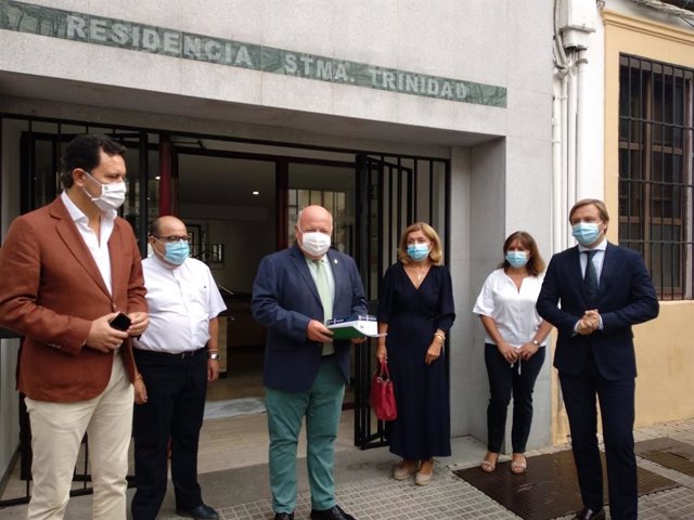 El consejero de Salud y Familias, Jesús Aguirre (centro), entraga los test en la Residencia de Mayores Santísima Trinidad de Córdoba