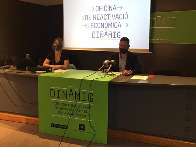 El primer tinent dalcalde dOlot, Estanis Vayreda, i la regidora dEmpresa i Comer, Gemma Canalias, aquest 21 de setembre del 2020 explicant els projectes que impulsar lOficina de Reactivació (Horitzontal)