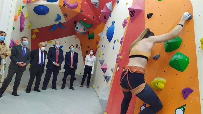 Exhibición de escalada en la inauguración del centro deportivo de espeleologíay montaña de chillarón