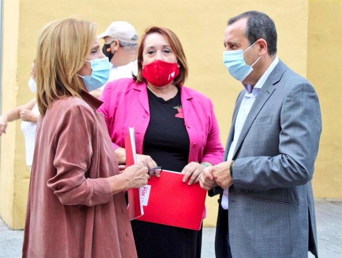 El secretario general del PSOE de Málaga, José Luis Ruiz Espejom junto con  la viceportavoz socialista Begoña Medina y la concejala Maricarmen Martín