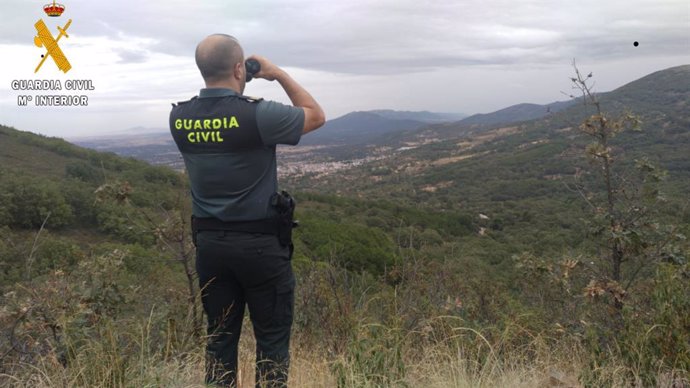 Agente de la Guardia Civil participante en la búsqueda de dos personas en los Montes de Toledo