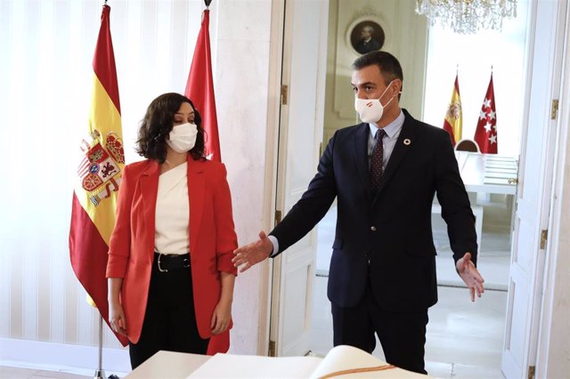 El jefe del Ejecutivo, Pedro Sánchez, junto a la presidenta de la Comunidad de Madrid, Isabel Díaz Ayuso, tras firmar en el libro de visitas de la comunidad antes su reunión en la sede de la Presidencia regional, en Madrid (España).