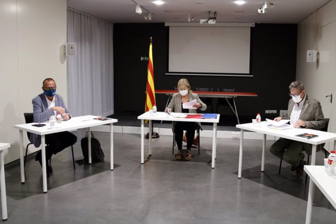 La consellera de Cultura, ngels Ponsa, amb Miquel Pueyo i Joan Talarn, durant la reunió del consorci del Museu de Lleida, el 21 de setembre del 2020. (Horitzontal)