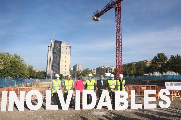 Visita a las obras de los nuevos centros de día de alzhéimer y de servicios sociales que el Ayuntamiento está construyendo en el Ensanche de Vallecas