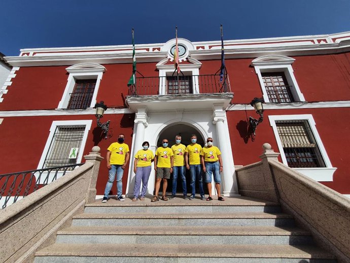 El presidente del IPBS, Francisco Ángel Sánchez (segundo por la dcha.), tras su reunión con la asociación 'Saca la lengua al ELA'