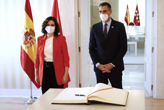 El jefe del Ejecutivo, Pedro Sánchez, junto a la presidenta de la Comunidad de Madrid, Isabel Díaz Ayuso, tras firmar en el libro de visitas.