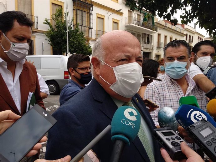 El consejero de Salud y Familias, Jesús Aguirre, atiende a los periodistas en Córdoba