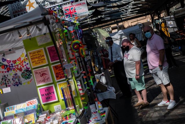 Personas con mascarilla en el mercado de Greenwich, en Londres