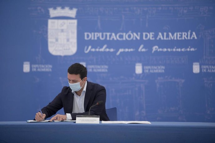 El presidente de la Diputación de Almería, Javier Aureliano García, firma el convenio colectivo con los trabajadores