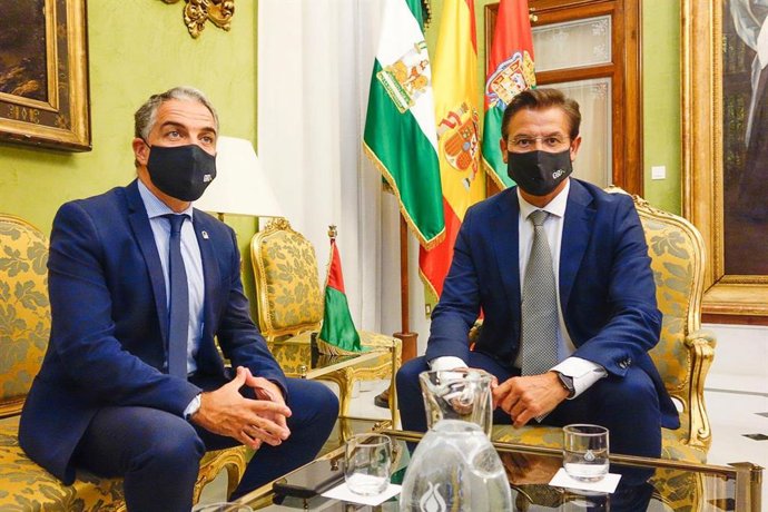 El consejero de la Presidencia, Administración Pública e Interior, Elías Bendodo, se reúne con el alcalde de Granada, Luis Salvador.