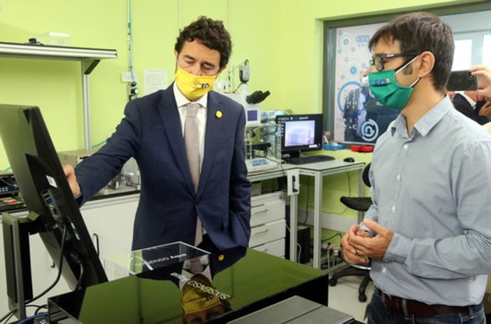 Imatge del conseller Calvet escoltant les explicacions dels responsables del projecte a la seu de l'ICFO el 21 de setembre de 2020. (Horitzontal)