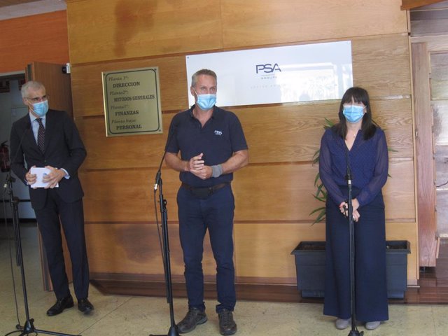 El vicepresidente segundo de la Xunta, Francisco Conde; el director del centro de PSA en Vigo, Ignacio Bueno, y la conselleira de Emprego e Igualdade, María Jesús Lorenzana.