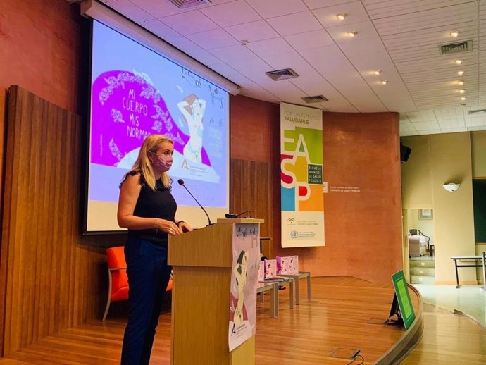 La directora del Instituto Andaluz de la Mujer (IAM), Laura Fernández, presenta en la Escuela Andaluza de Salud Pública un nuevo número de la serie Cuadernos para la Salud de las Mujeres.