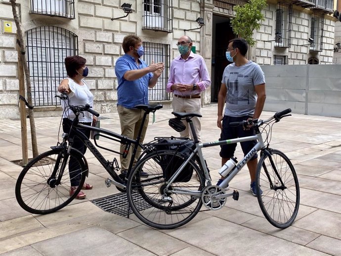 Ediles de Adelante Málaga piden una moratoria a la prohibición a bicicletas y patinetes para circular por las aceras.