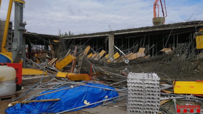 Pla general on es pot veure la bastida de l'obra del nou edifici de l'Institut de Guissona esfondrada, el 21 de setembre de 2020. (Horitzontal)