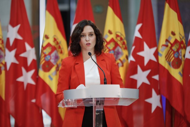 La presidenta de la Comunidad de Madrid, Isabel Díaz Ayuso, ofrece una rueda de prensa tras su reunión con el jefe del Ejecutivo, Pedro Sánchez, en la sede de la Presidencia regional