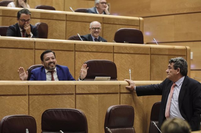 El senador del PP David Erguido, sentado en su escaño.