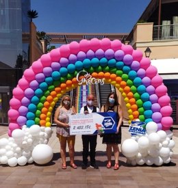 Entrega del cheque de 2.400 euros recaudado por Zenia Boulevard.