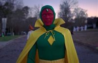 Los fans de Marvel 'flipan' con el traje clásico de Visión en el tráiler de WandaVision: "Parece un cosplay barato"