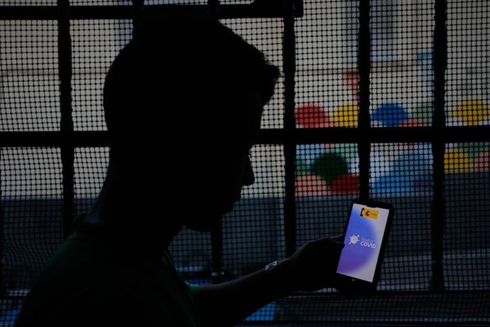 Una persona hace uso desde su teléfono móvil de la aplicación móvil Radar Covid