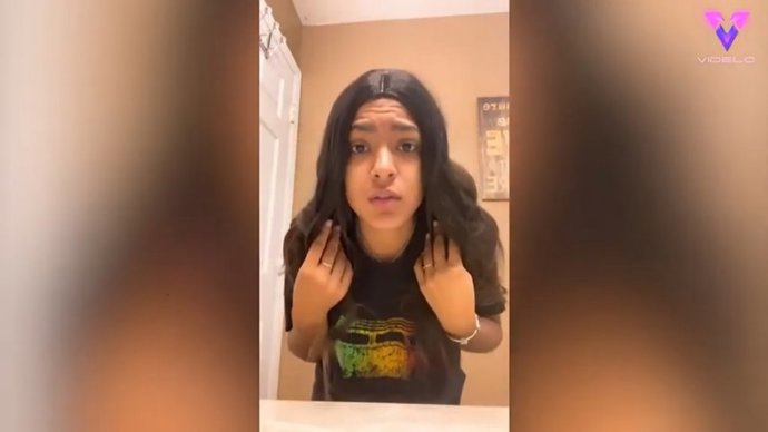 La melena que luce esta adolescente es en realidad una peluca de su madre