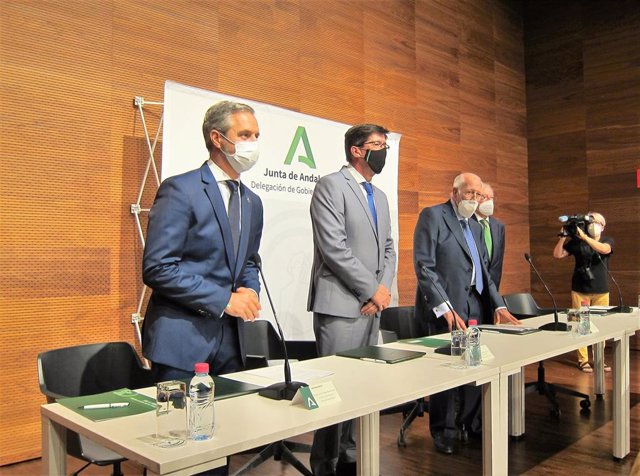 Firma del acuerdo entre la Junta y la Caja Rural de Jaén.