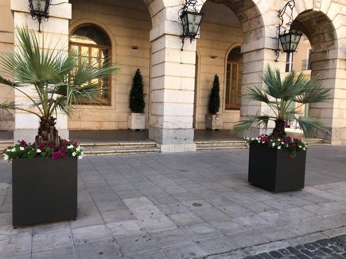 Carrer SAnt Francesc de Borja embellecido por jardineras