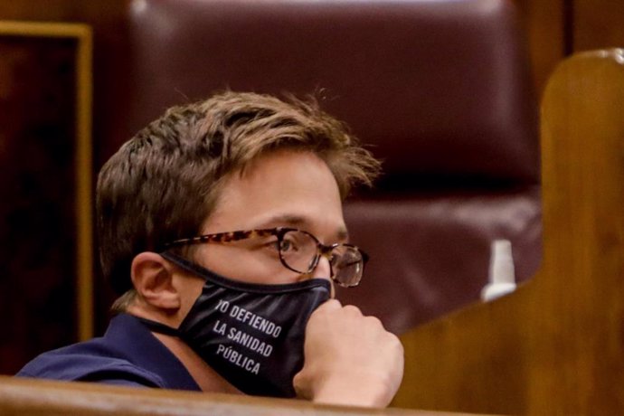 El portavoz de Más País-Equo en el Congreso, Íñigo Errejón, protegido con un mascarilla donde se puede leer "Yo defiendo la sanidad pública"