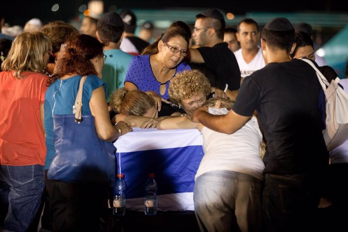 Familiares lloran sobre el ataud de uno de los cinco israelíes asesinados en un atentado suicida en Bulgaria en julio de 2012.