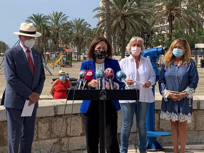 La delegada del Gobierno andaluz informa sobre  Plan en la playa junto con el alcalde, la concejala de playas y la responsable del Servicio de Emergencias 112 en Málaga