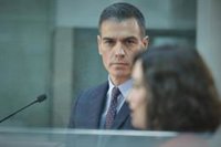Sánchez dice ante Ayuso que por Barajas solo han entrado un 0,2% de los contagios de Madrid