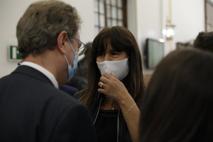 La Portavoz del Grupo Junts per Catalunya en el Congreso de los Diputados, Laura Borrs habla con el diputado de su formación Ferran Bel, en la Cámara Baja