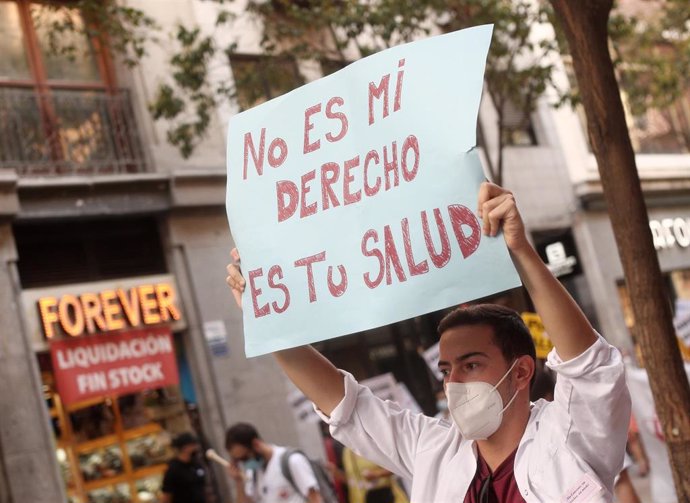 Un MIR sostiene una pancarta durante una jornada de huelga (Archivo)