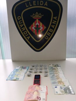 Imatge dels embolcalls de marihuana i de bitllets fraccionats intervingut al detingut al barri de Pardinyes de Lleida, el 18 de setembre del 2020. (Vertical)