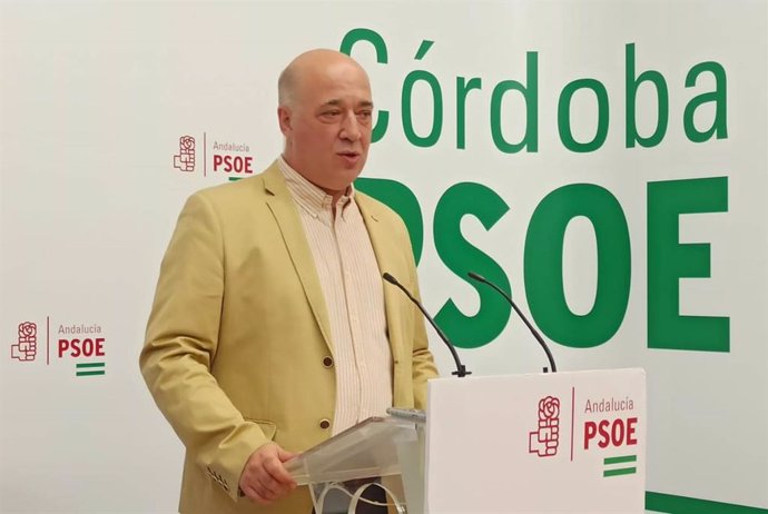 El secretario general del PSOE en Córdoba, Antonio Ruiz, en la sede de su partido.