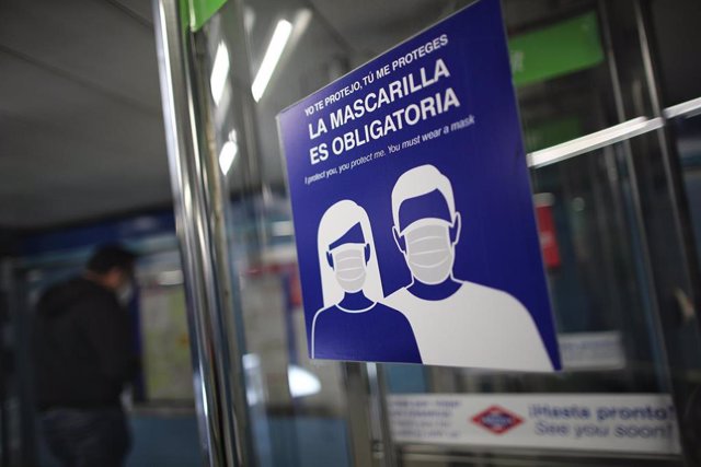 Cartel sobre la obligatoriedad de la mascarilla en el Metro de Puente de Vallecas (Madrid)