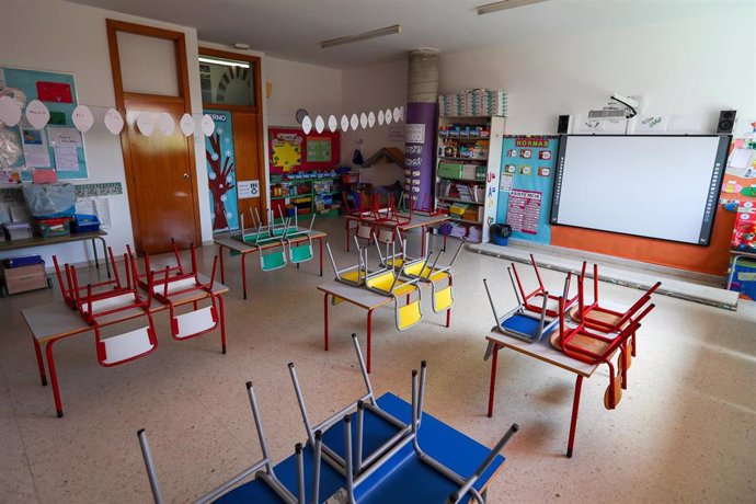 Mesas y sillas recogidas en un aula de un Centro de Educación Infantil, foto de archivo