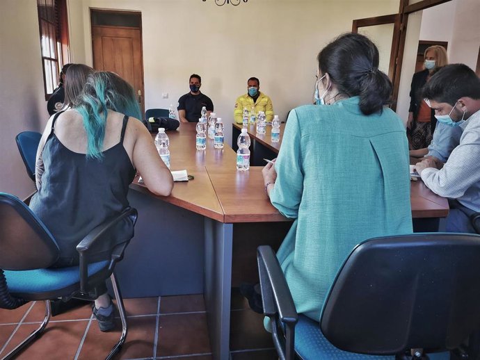 La secretaria política de Podemos Andalucía y diputada de Unidas Podemos, Isabel Franco, en la reunión mantenida en Valdelamusa (Huelva) con con vecinos, colectivos ecologistas y bomberos forestales.