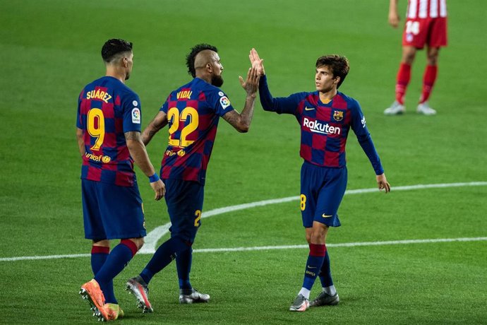 Arturo Vidal choca con Riqui Puig durante el FC Barcelona-Atlético de LaLiga Santander 2019-2020