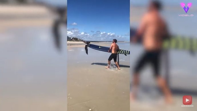 Este surfista rescata del océano a un águila pescadora que se había quedado enredada