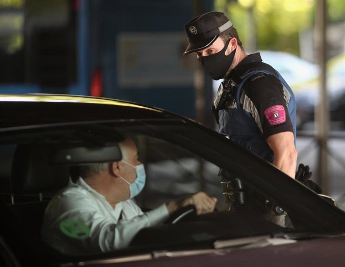 Controles policiales de movilidad en el distrito de Puente de Vallecas.