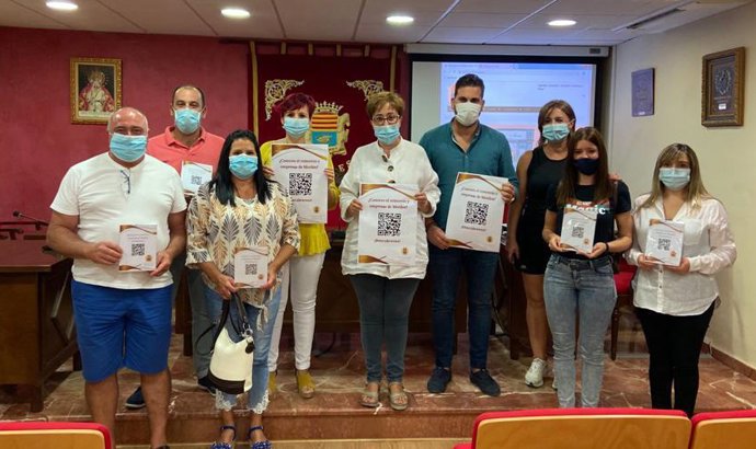 La alcaldesa de Moriles, Francisca Carmona (centro), entrega los códigos QR