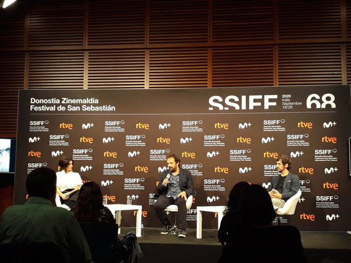 La actriz Paz Vega, el director Iñaki Sánchez Arrieta, y el actor Raúl Arévalo presentan el rodaje de 'El lodo' en el Festival de San Sebastián