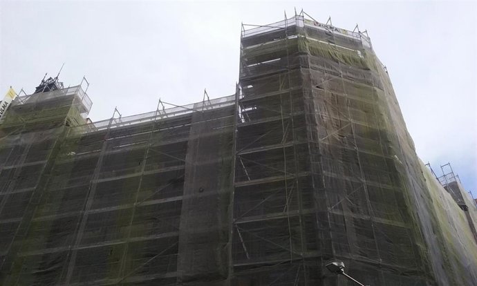 Congreso de los Diputados, antiguo edificio de grupos, con andamios