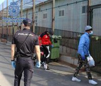 Un juez ordena aislar a once personas puestas en libertad en Almería tras llegar en patera con un caso positivo