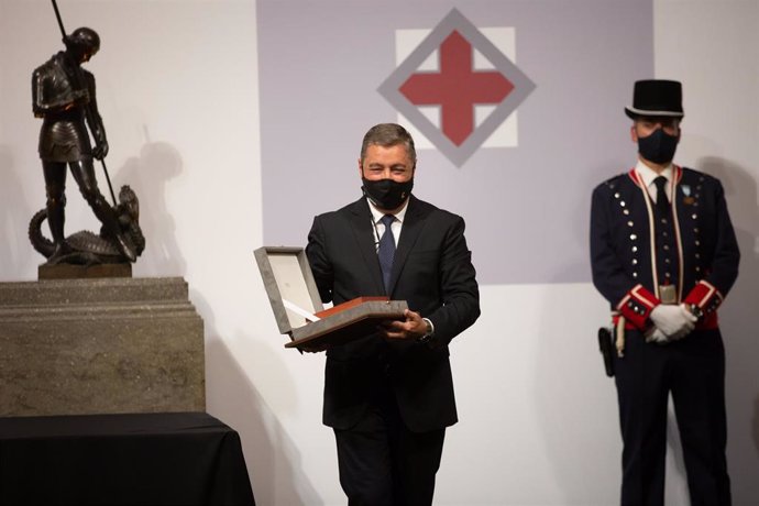 El chef Joan Roca i Fontanér posa con la Creu de Sant Jordi durante un acto en el que el president de la Generalitat, Quim Torra, entregará esta distinción a 30 personas y 15 entidades