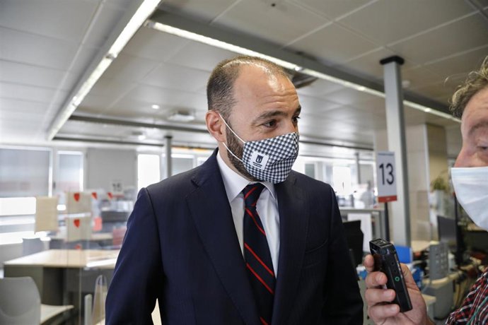 El consejero de Economía, Empleo y Competitividad, Manuel Giménez, conversa con una periodista durante su visita a la Oficina Regional de Empleo de Santa Eugenia, en Madrid (España), a 9 de julio de 2020.