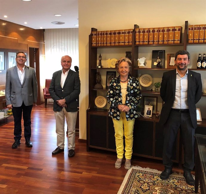 El presidente de la Cámara de Barcelona, Joan Canadell; la de la Cámara de Tarragona, Laura Roigé, el tesorero Ramon Marsal, y el vicepresidente del Consejo de Cámaras, Jaume Fbrega.