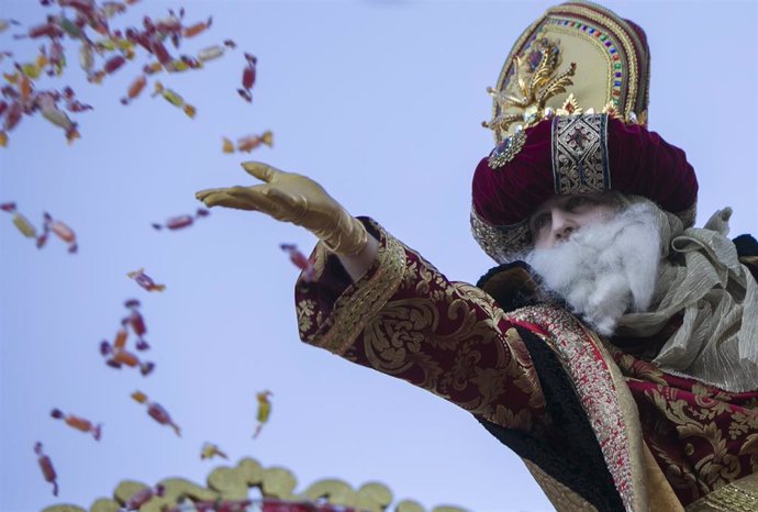 El Rey Melchor durante la cabalgata de los Reyes Magos en Sevilla, a 05 de enero de 2020.